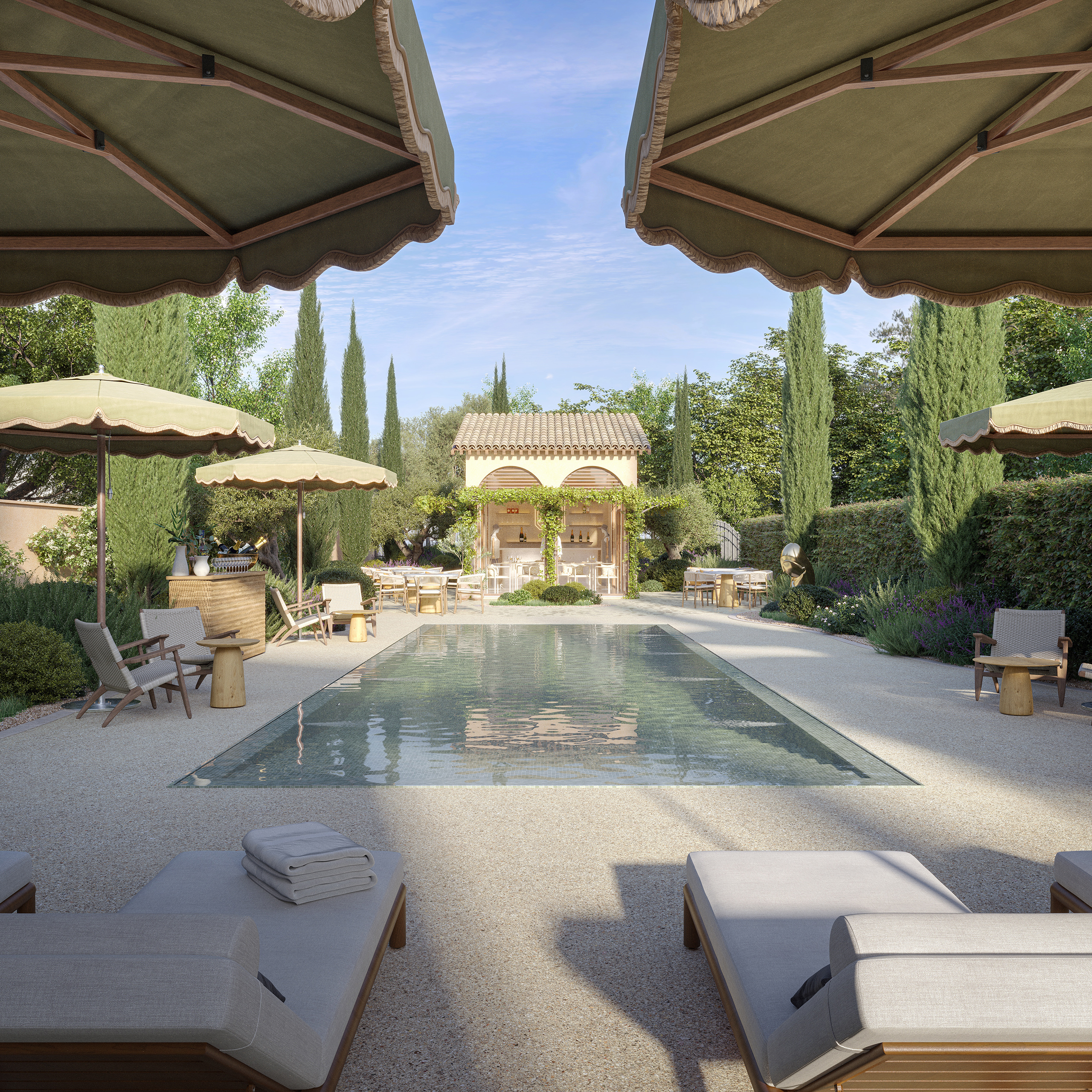 Piscine d'une boutique de luxe à Saint-Tropez – pool area méditerranéenne avec cyprès, parasols vert sauge, mobilier en rotin et sculpture dorée