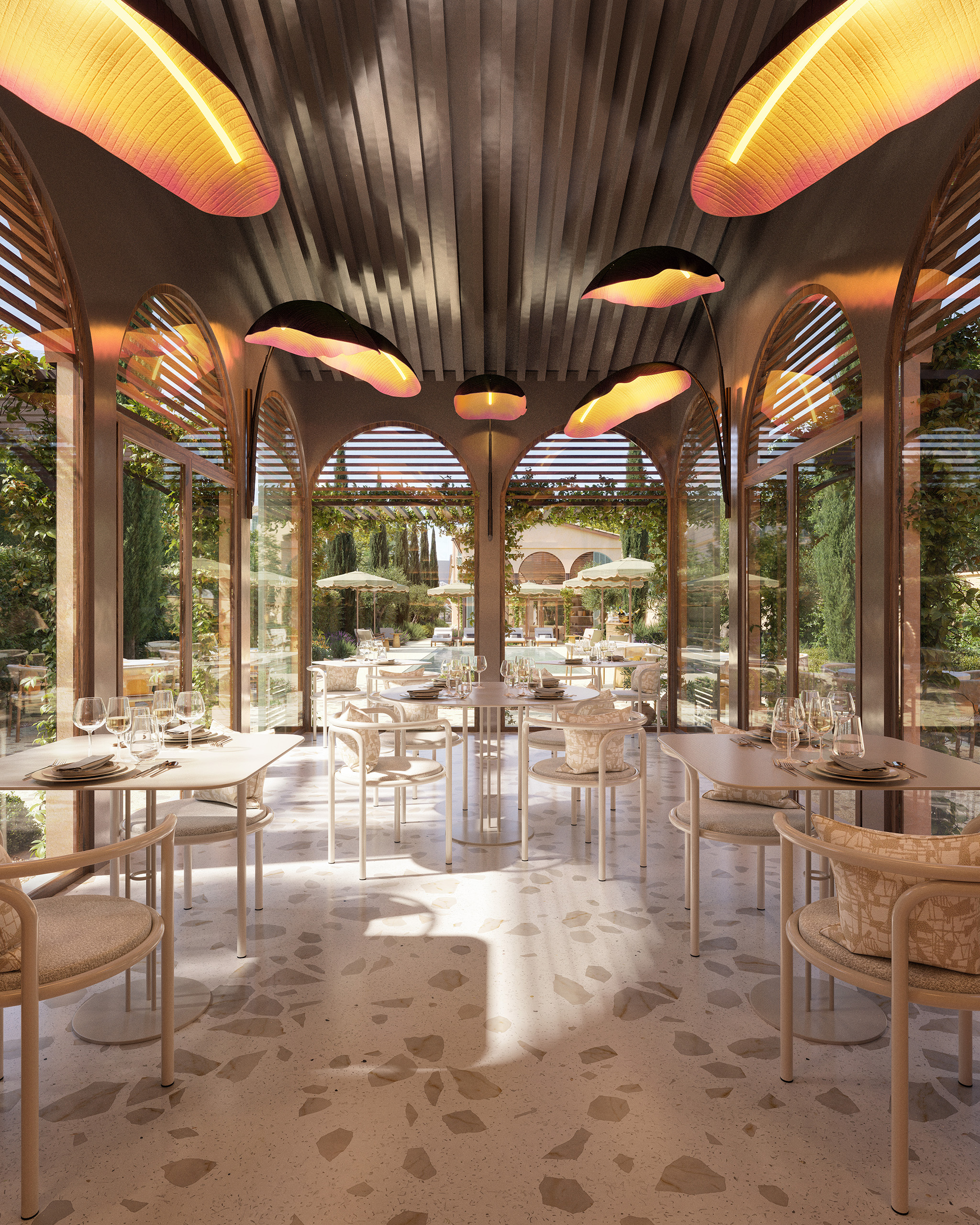 Restaurant de la boutique de luxe à Saint-Tropez – salle vitrée à arches bois, suspensions organiques roses, sol en terrazzo et vue sur la piscine