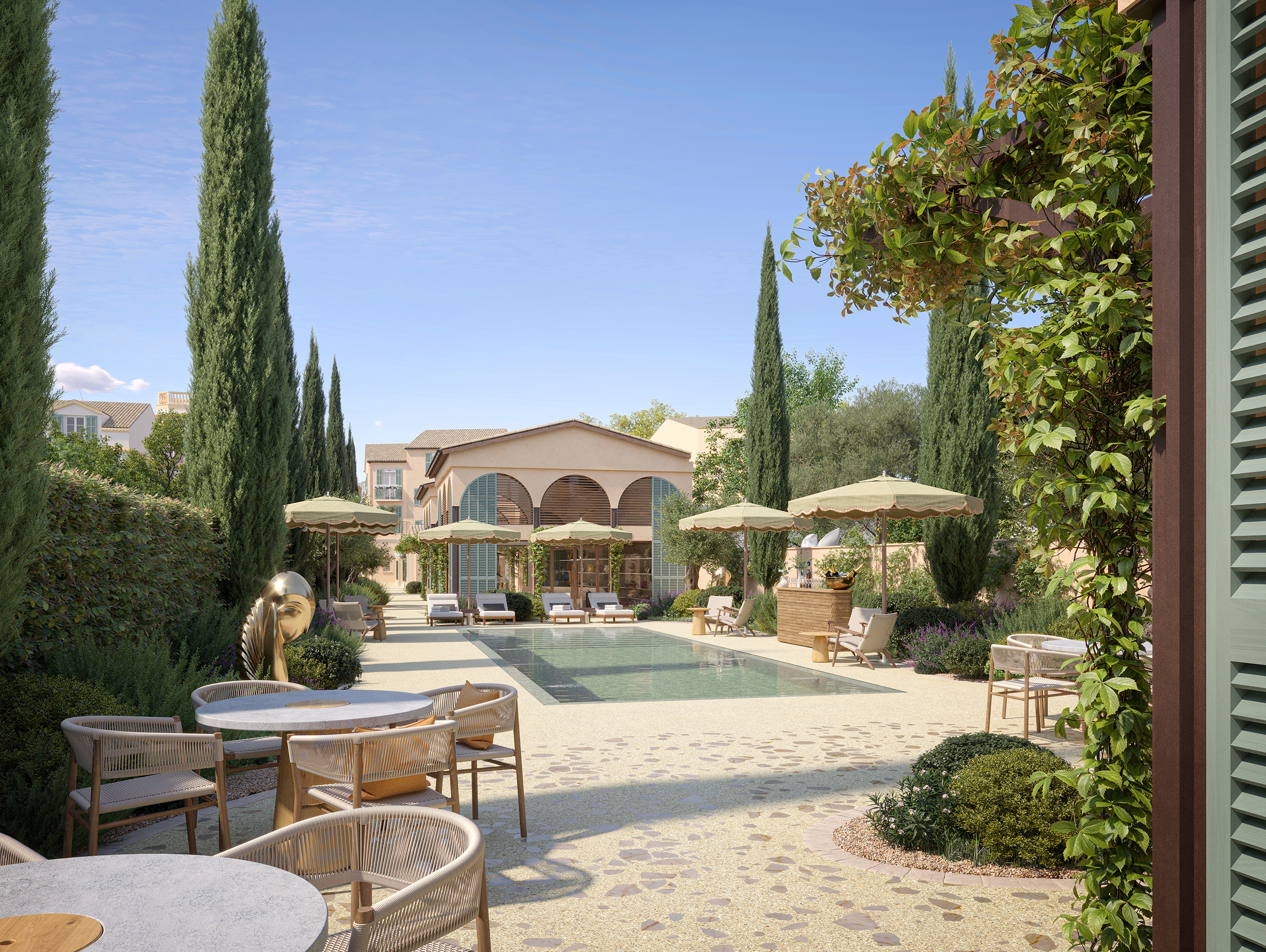 Piscine d'une boutique de luxe à Saint-Tropez – pool area méditerranéenne avec cyprès, parasols vert sauge, mobilier en rotin et sculpture dorée