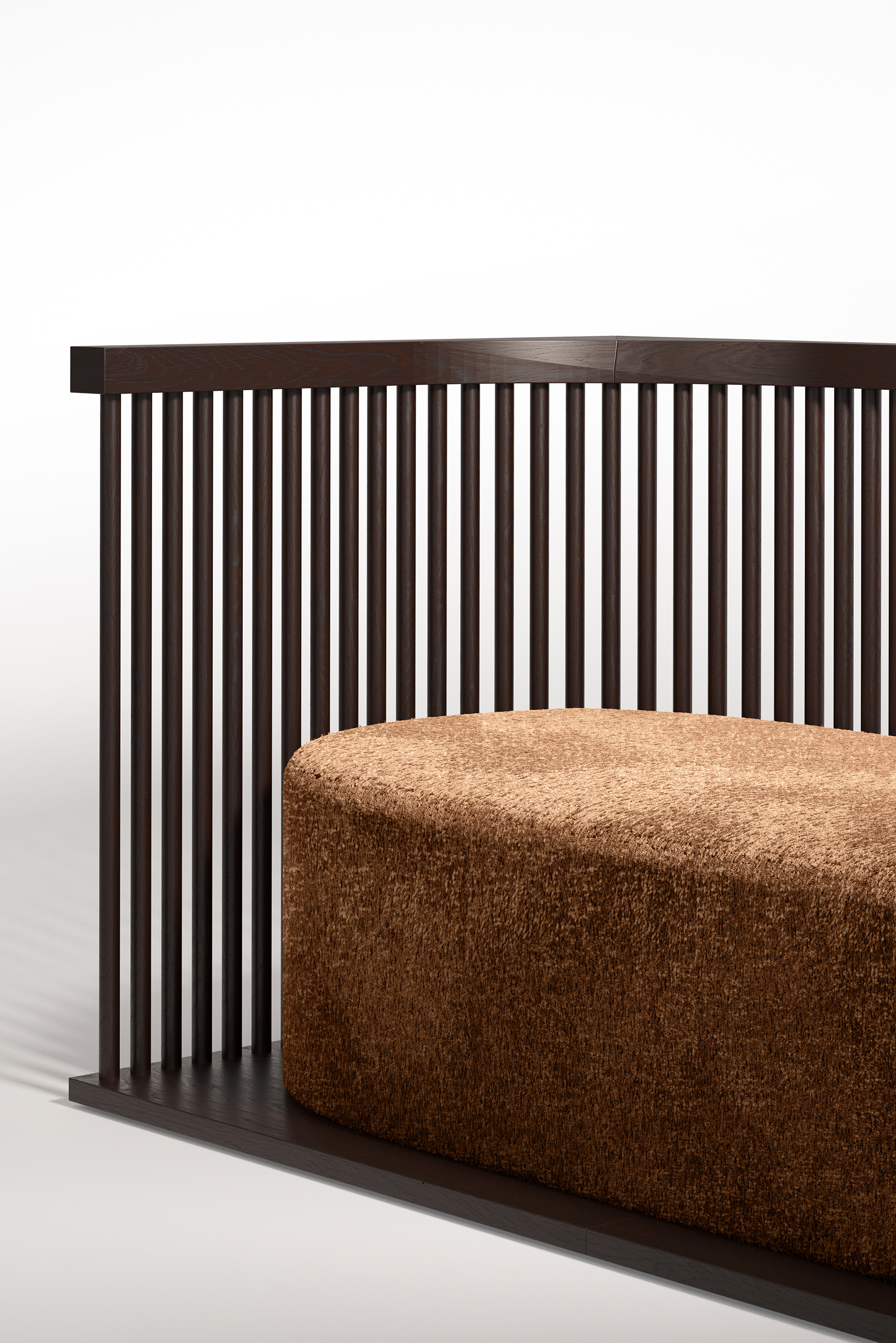 Écrin – détail de fauteuil, structure en bois sombre à barreaux verticaux courbés, assise en tissu chenille caramel