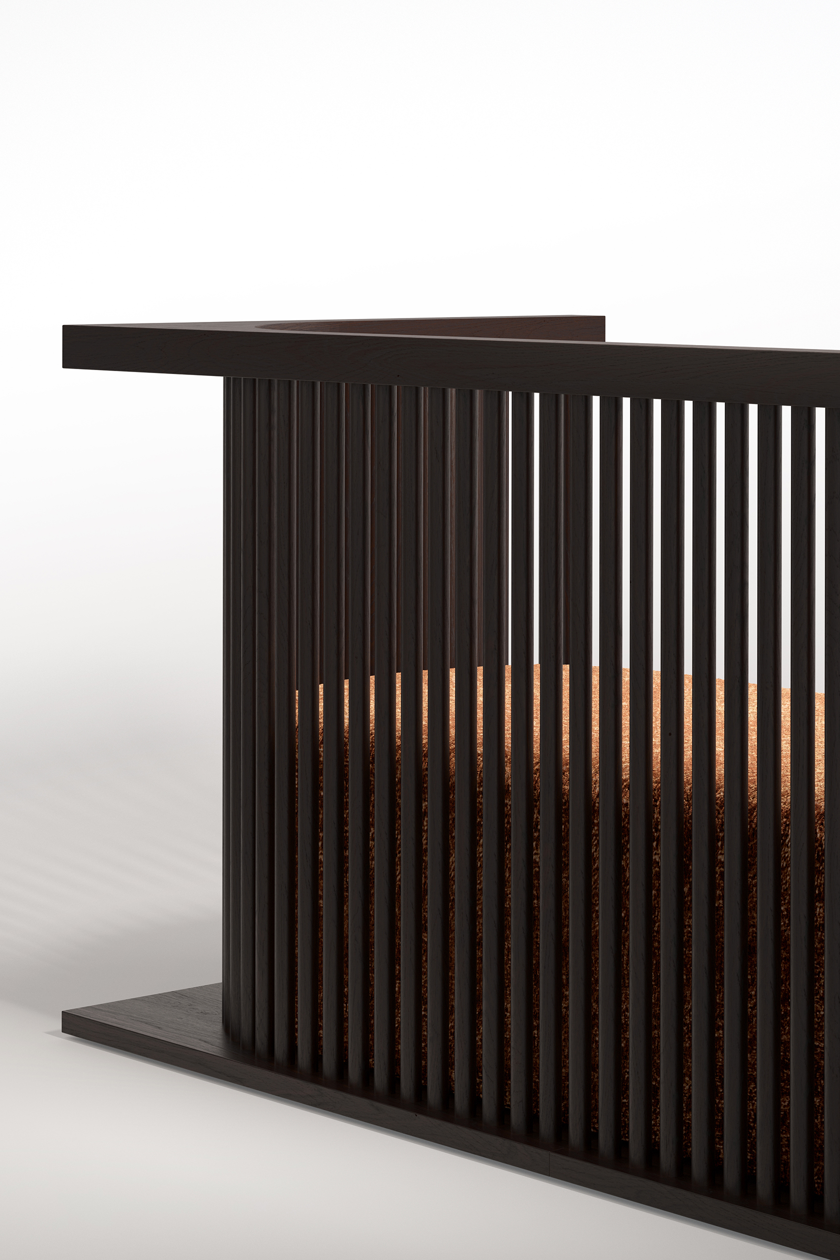 Écrin – détail de fauteuil, structure en bois sombre à barreaux verticaux courbés, assise en tissu chenille caramel