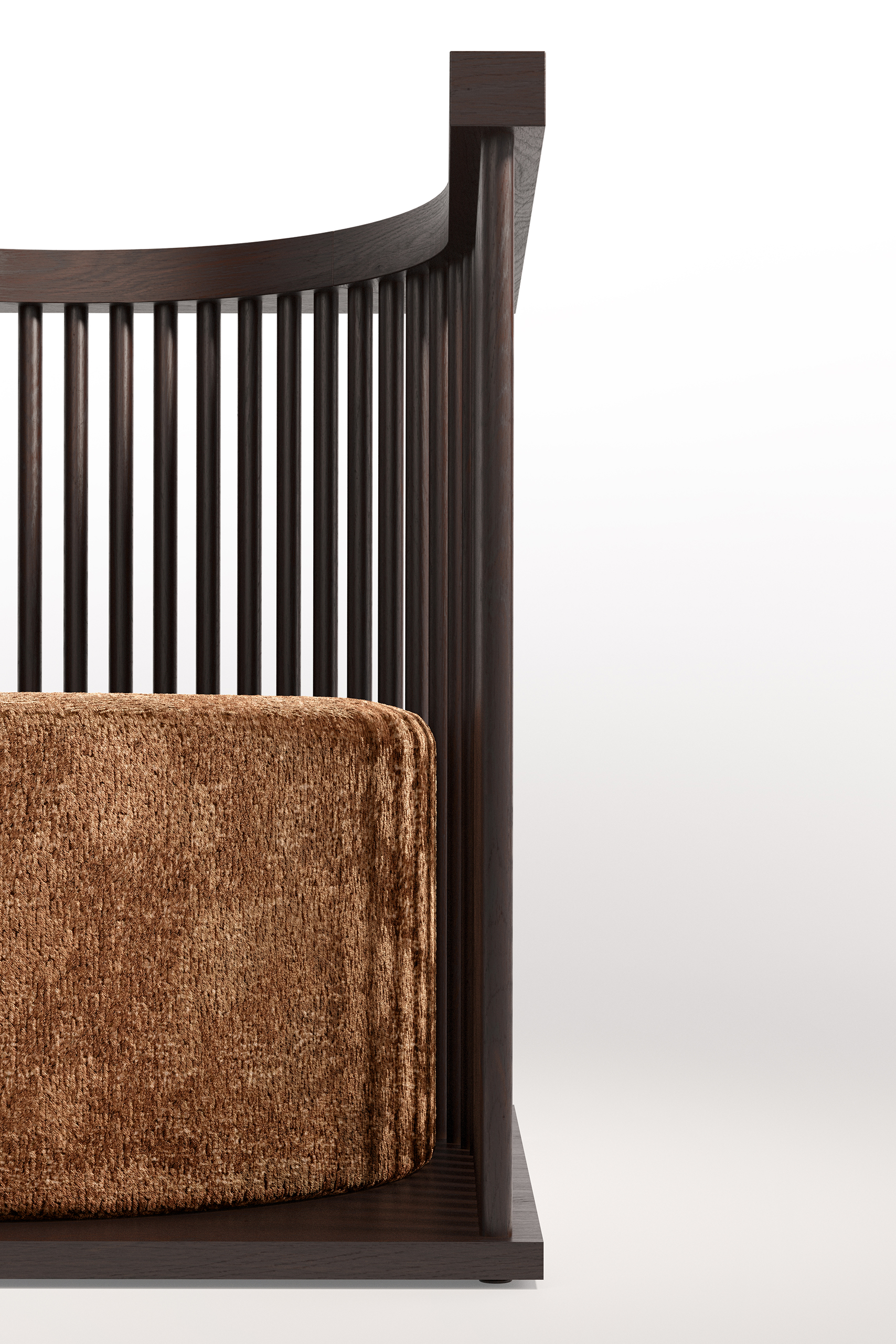 Écrin – détail de fauteuil, structure en bois sombre à barreaux verticaux courbés, assise en tissu chenille caramel