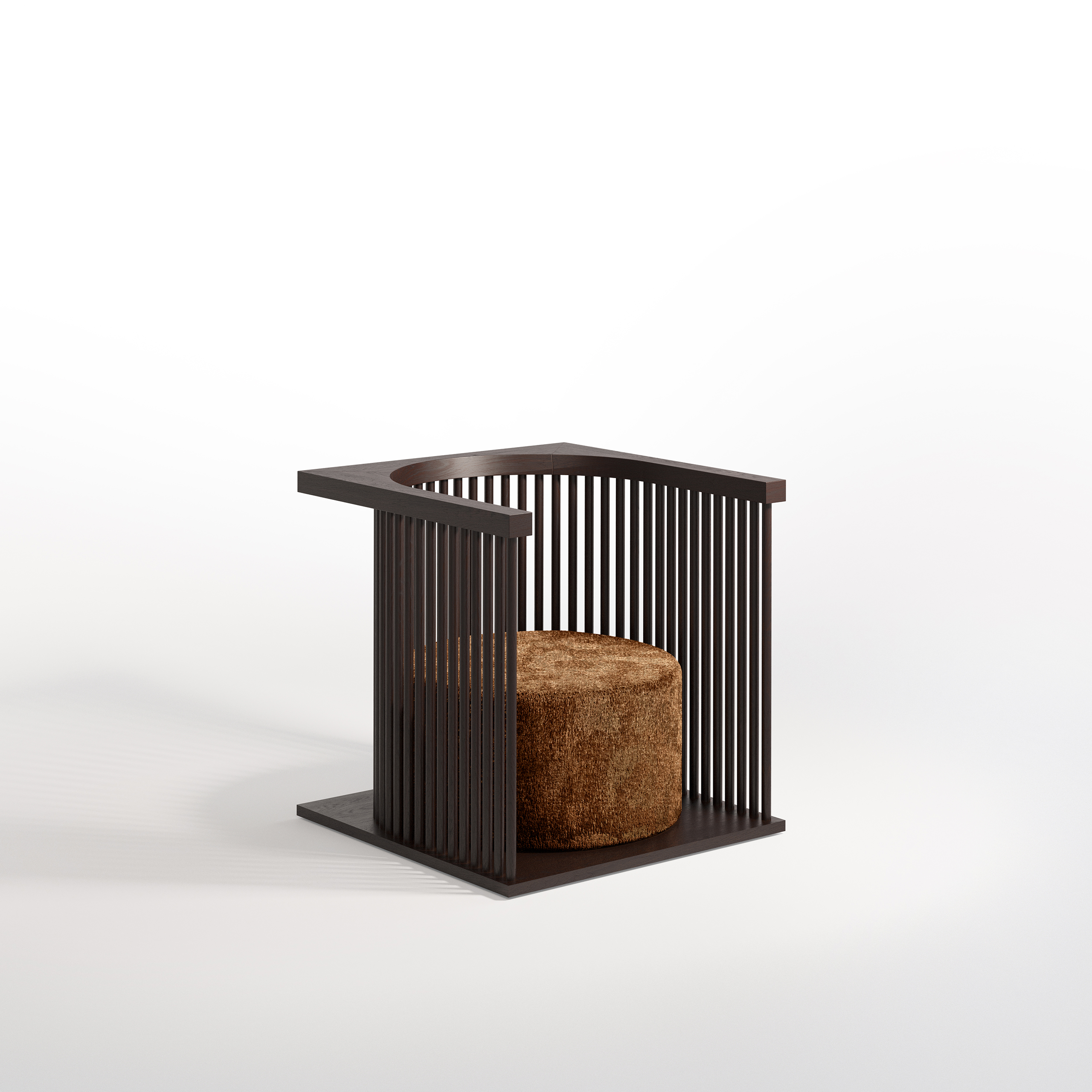 Écrin – détail de fauteuil, structure en bois sombre à barreaux verticaux courbés, assise en tissu chenille caramel