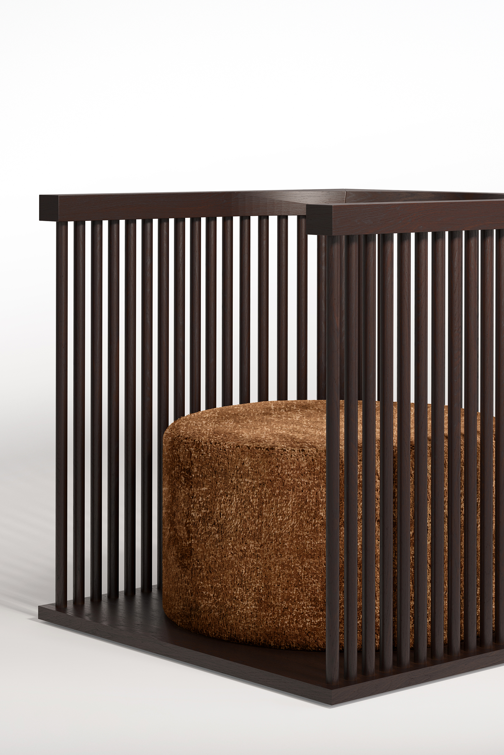 Écrin – détail de fauteuil, structure en bois sombre à barreaux verticaux courbés, assise en tissu chenille caramel