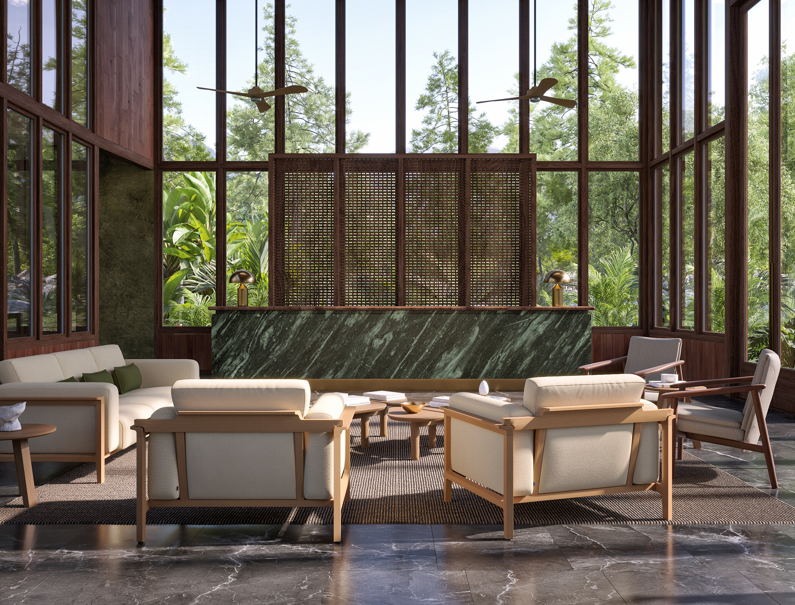 Bosc – salon vitré double hauteur, comptoir en marbre vert, fauteuils en bois et tissu crème, ventilateurs de plafond, vue sur forêt dense.