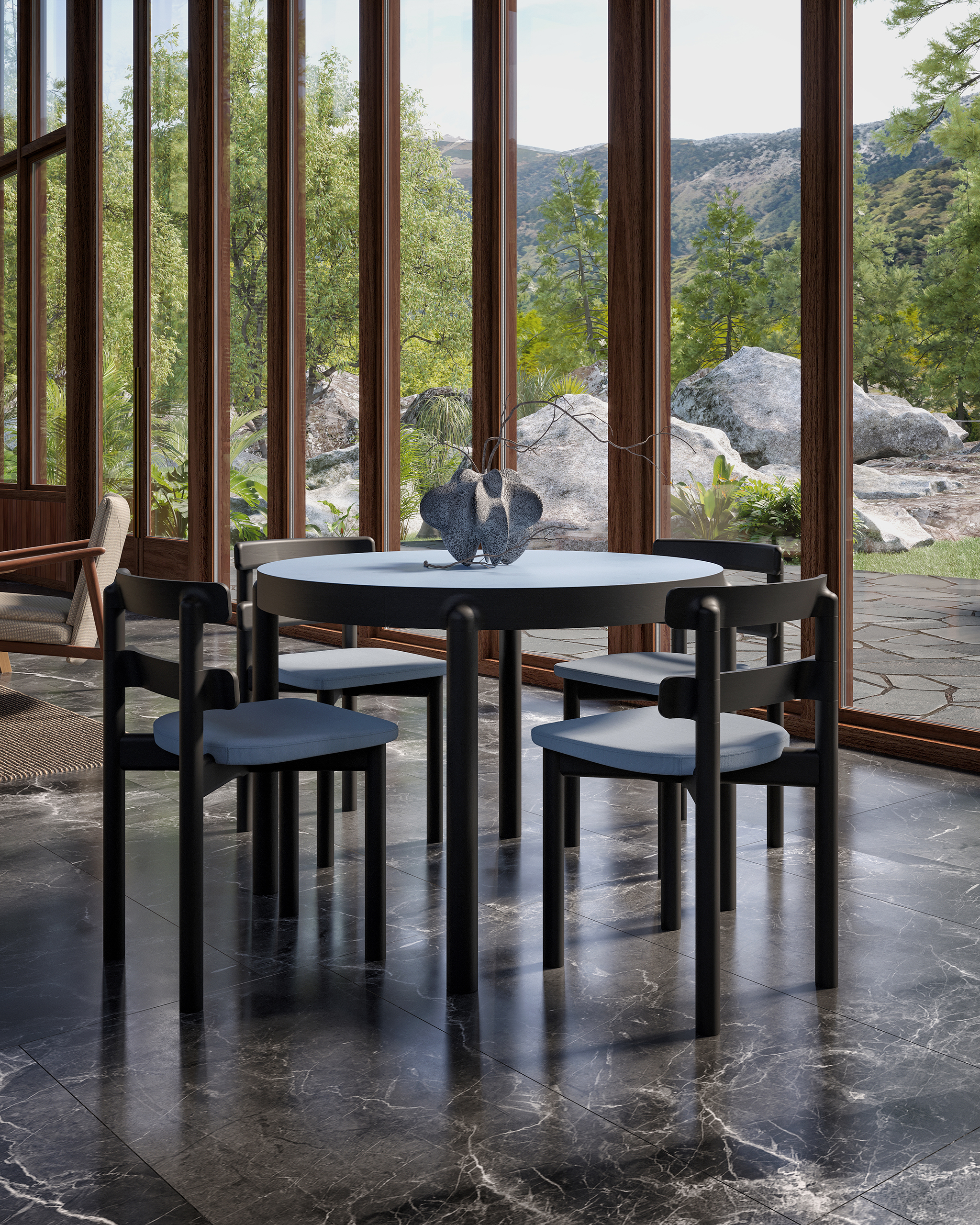 Bosc – vue sur tables rondes bleues et chaises noires sur sol en marbre gris, canapé crème, baie vitrée sur terrasse en pierre.