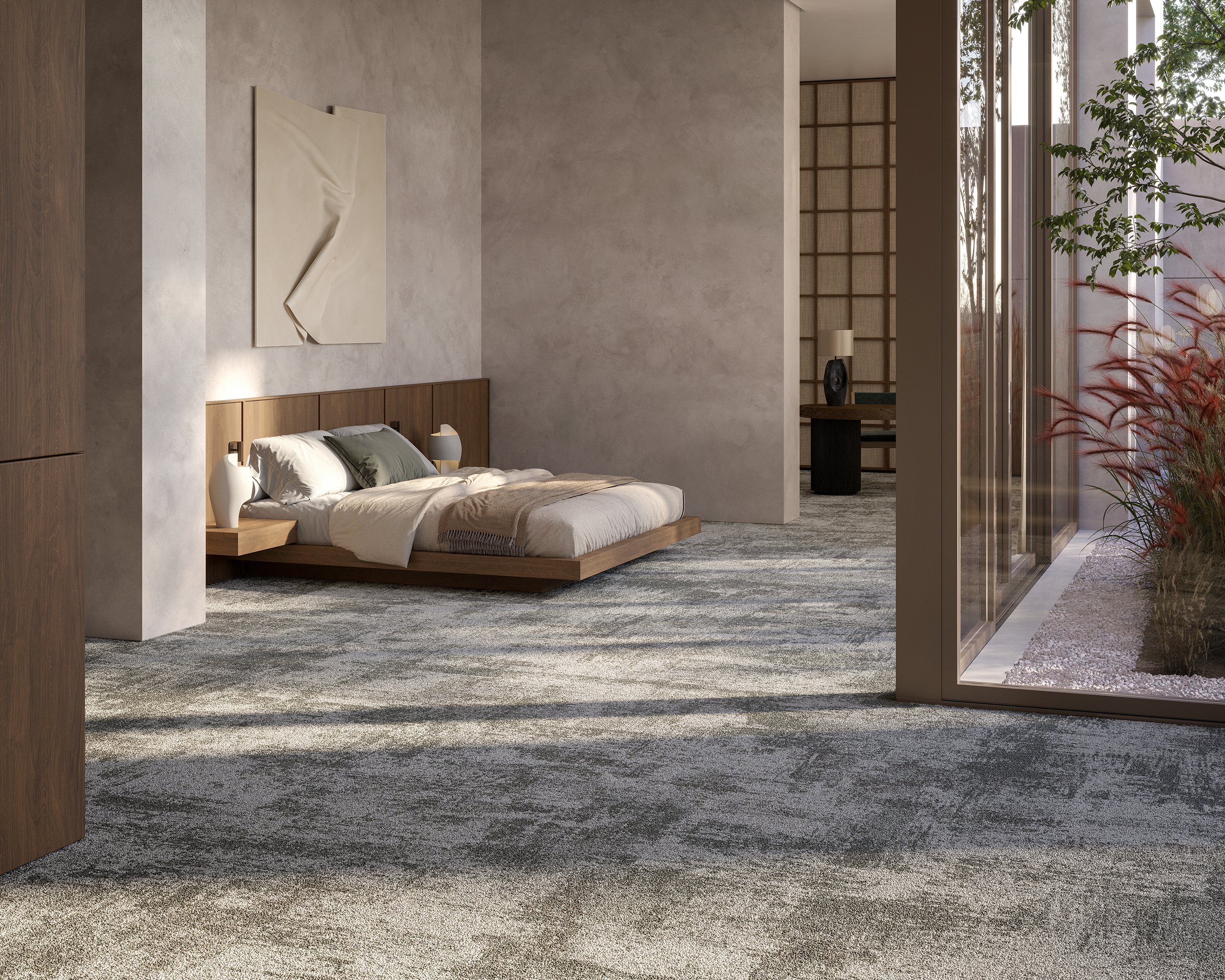 Chambre japonisante avec moquette Leon, collection French Couture Balsan – lit plateforme en chêne, stuc gris et jardin zen vitré