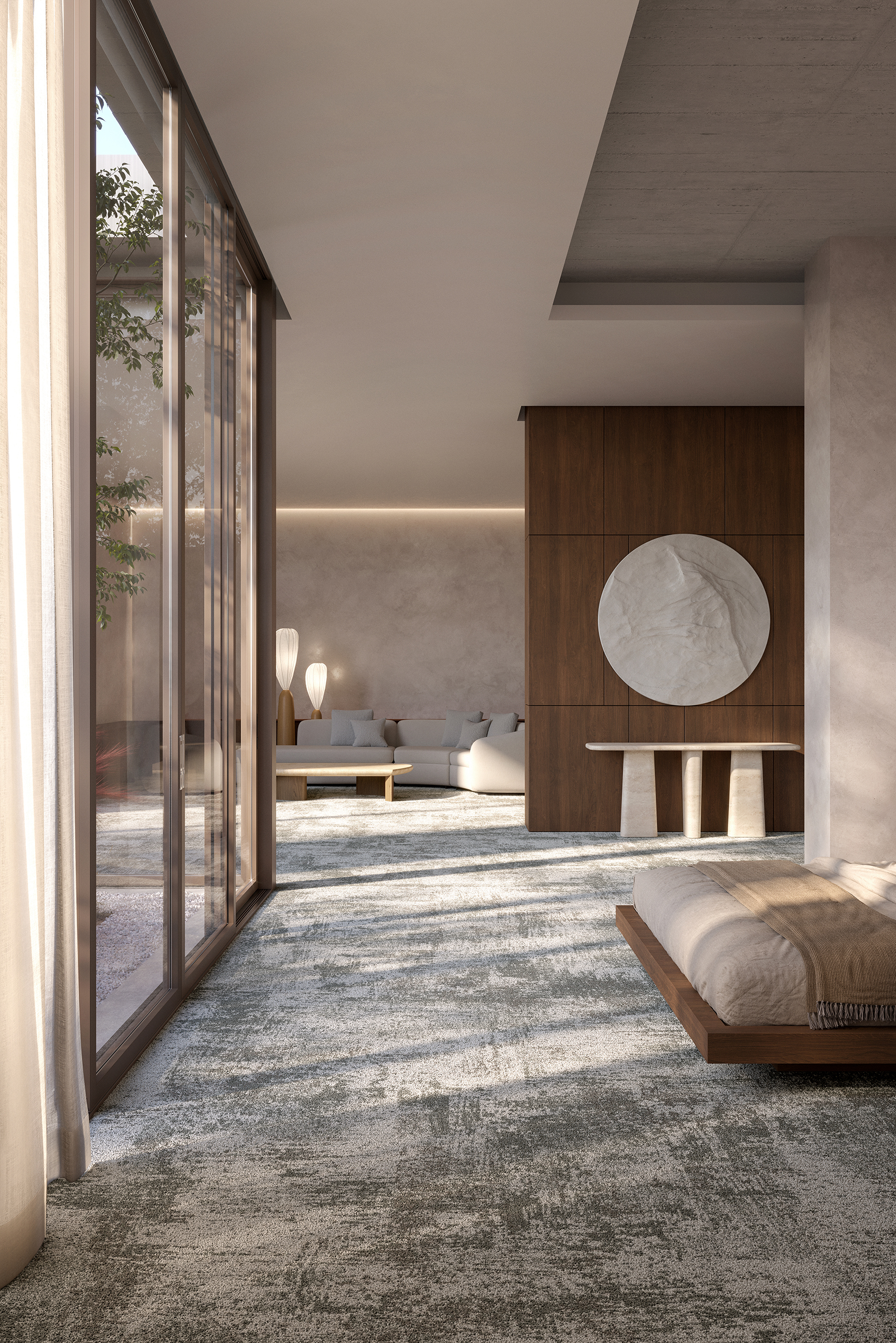 Chambre japonisante avec moquette Leon, collection French Couture Balsan – lit plateforme en chêne, stuc gris et jardin zen vitré