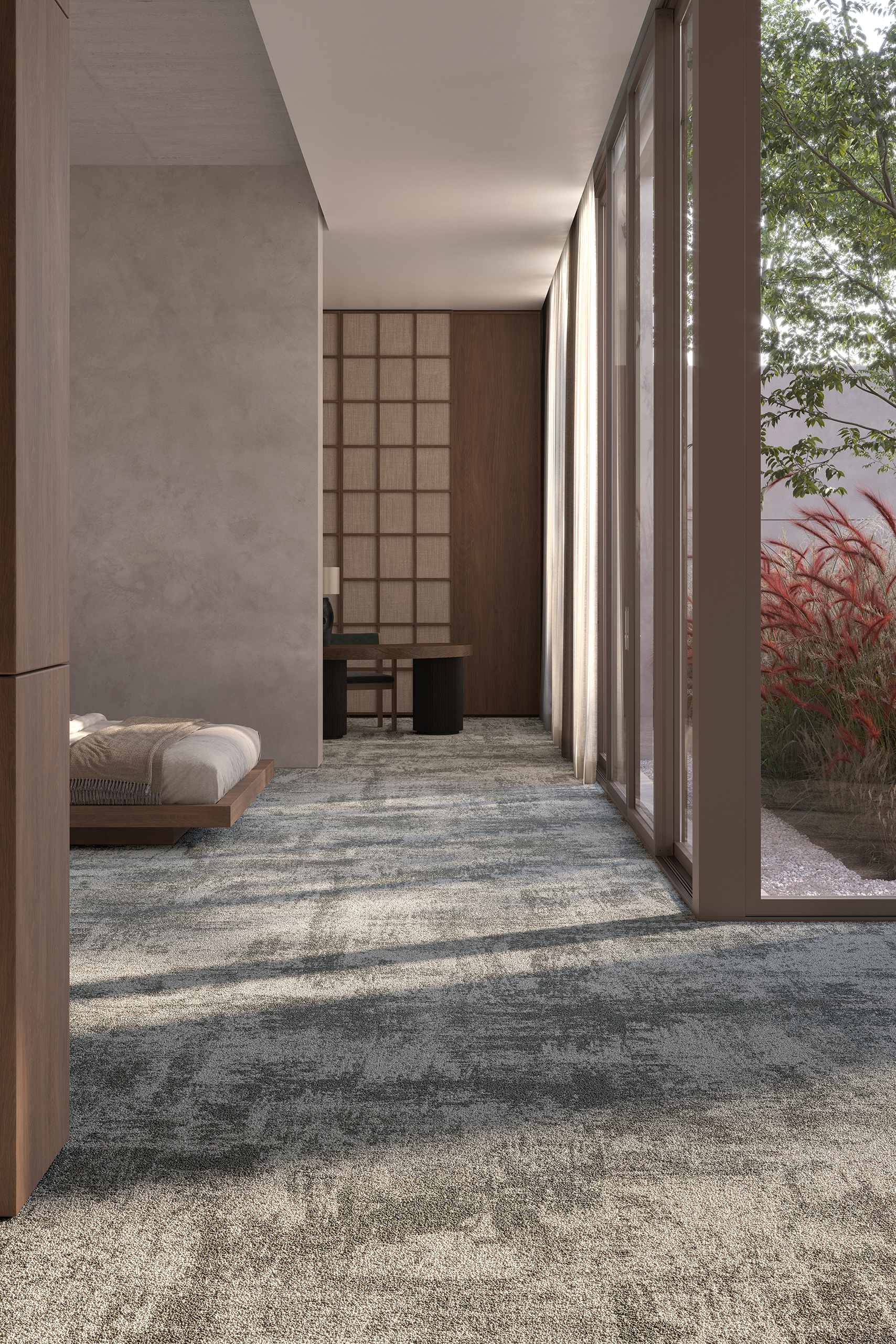 Chambre japonisante avec moquette Leon, collection French Couture Balsan – lit plateforme en chêne, stuc gris et jardin zen vitré