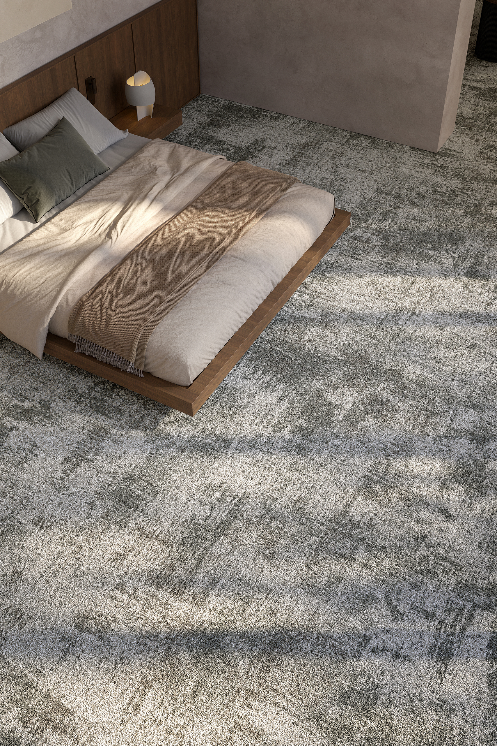 Chambre japonisante avec moquette Leon, collection French Couture Balsan – lit plateforme en chêne, stuc gris et jardin zen vitré