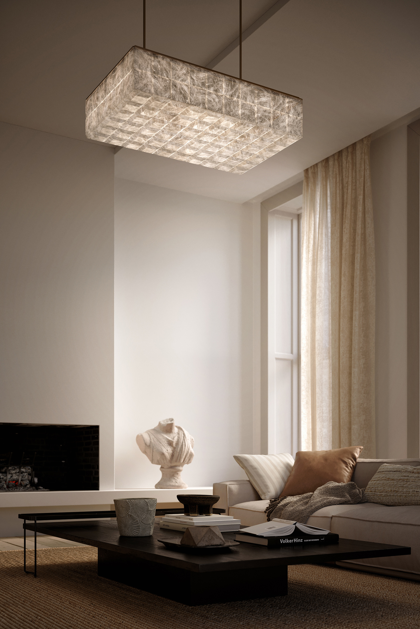 Salon minimaliste aux matières naturelles avec lustre rectangulaire en albâtre, fauteuil en cognac, vase céramique blanc et tableau abstrait.