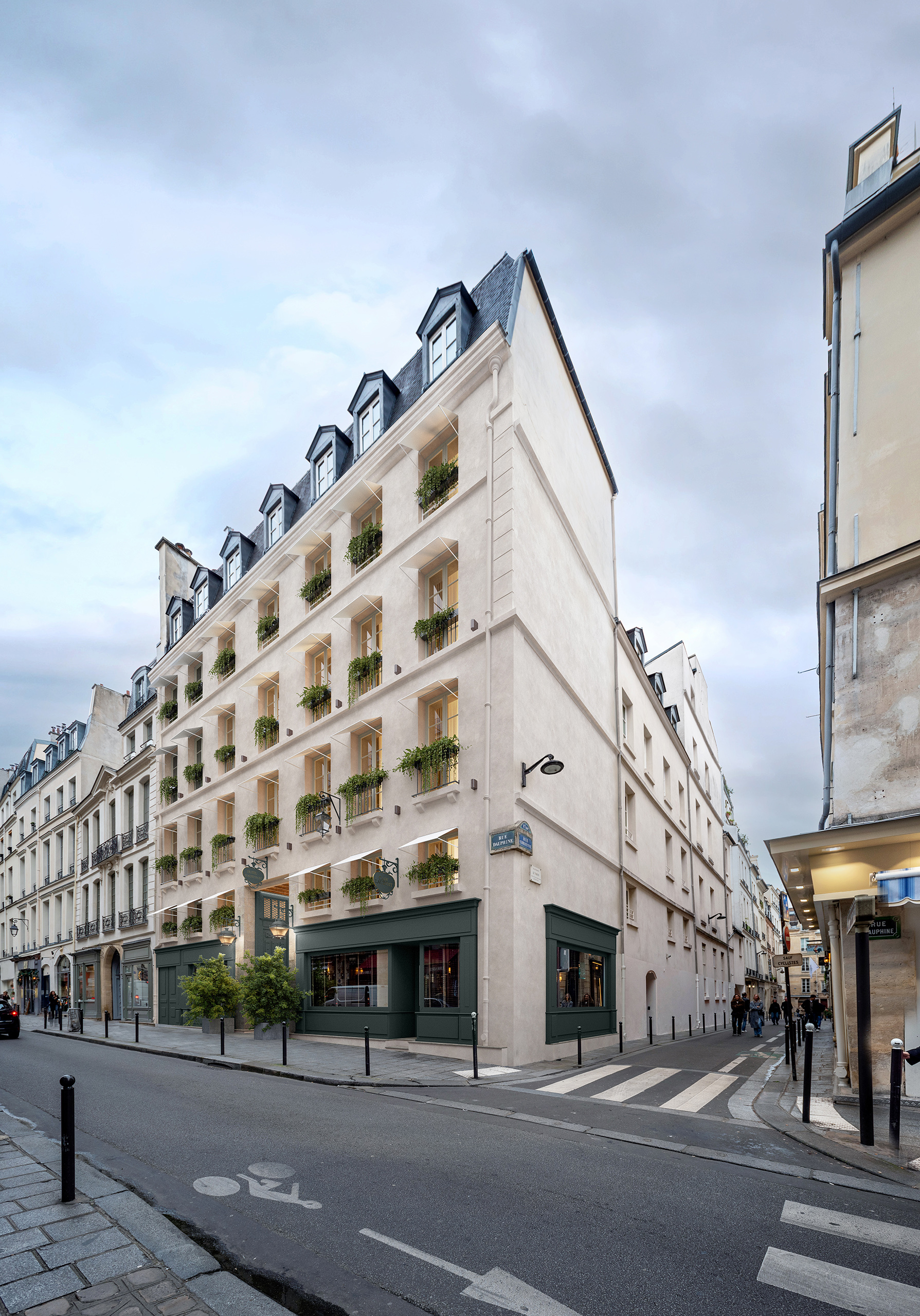 Façade rénovée de l'Hôtel d'Aubusson Paris 6e – enduit clair, menuiseries vert anglais, jardinières fleuries