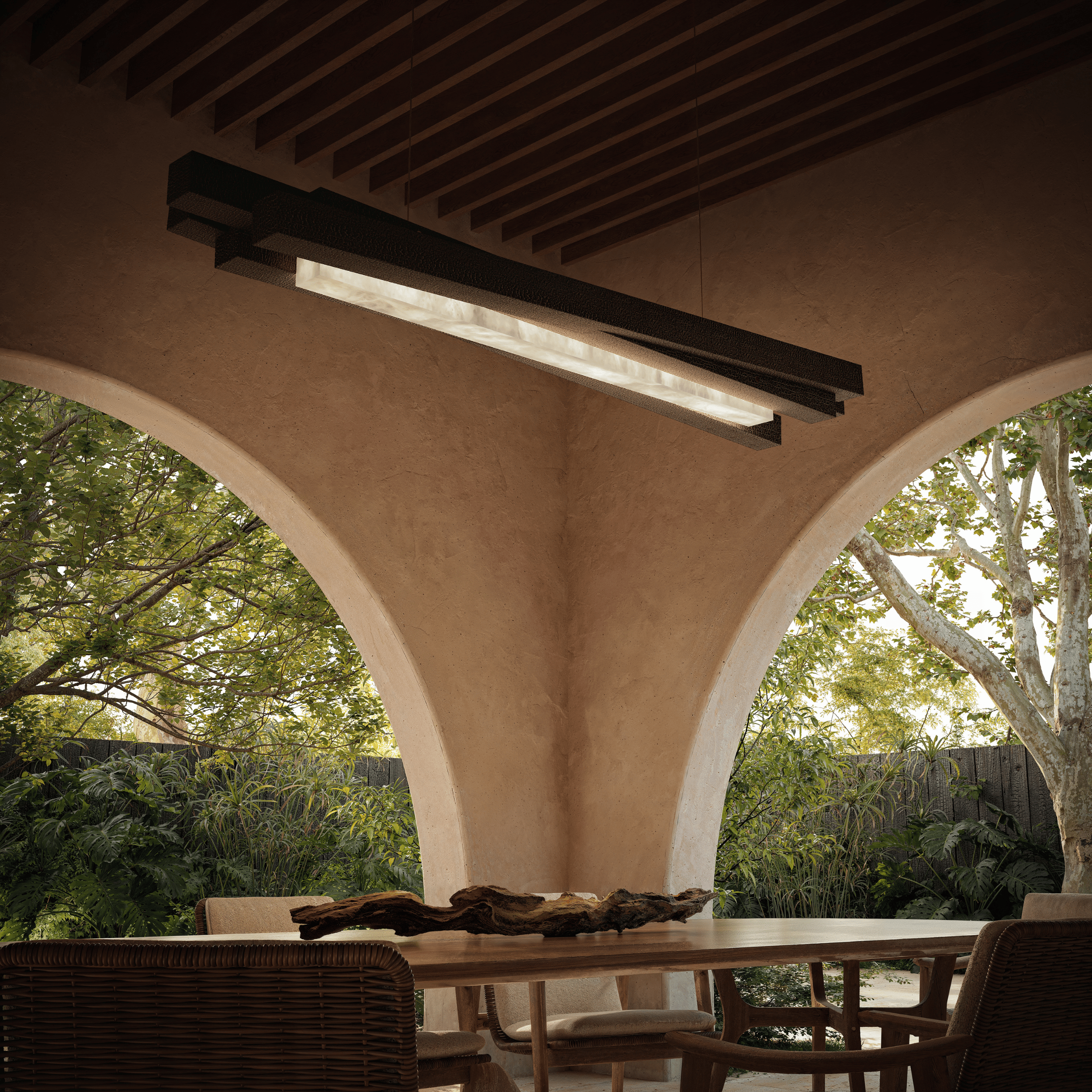 Suspension Incandescence en albâtre et bois brûlé sous un porche en stuc à arches, espace repas extérieur Hacienda.