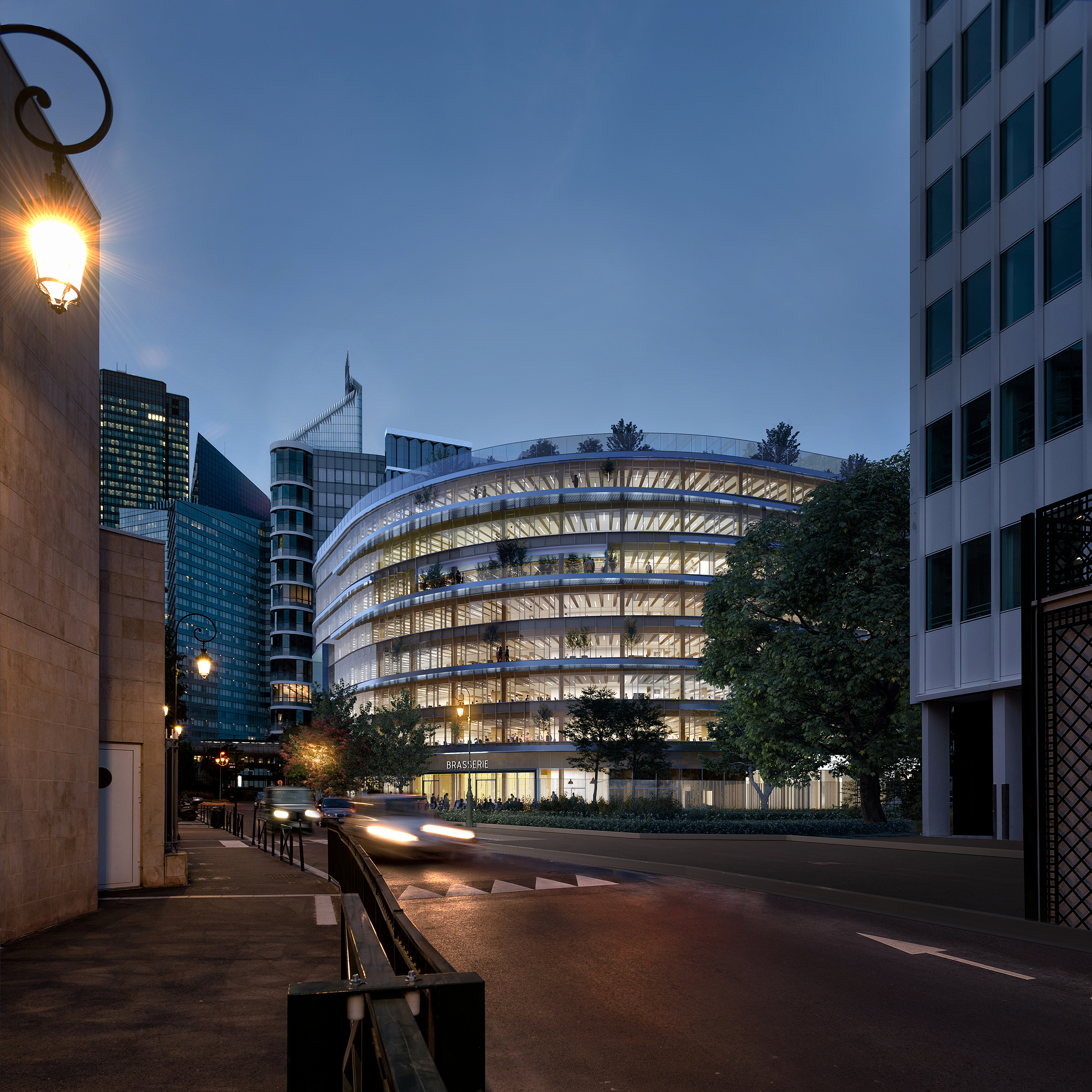 Immeuble de bureaux Inspire de nuit – façade incurvée et vitrée à terrasses végétalisées en bandeau, La Défense.