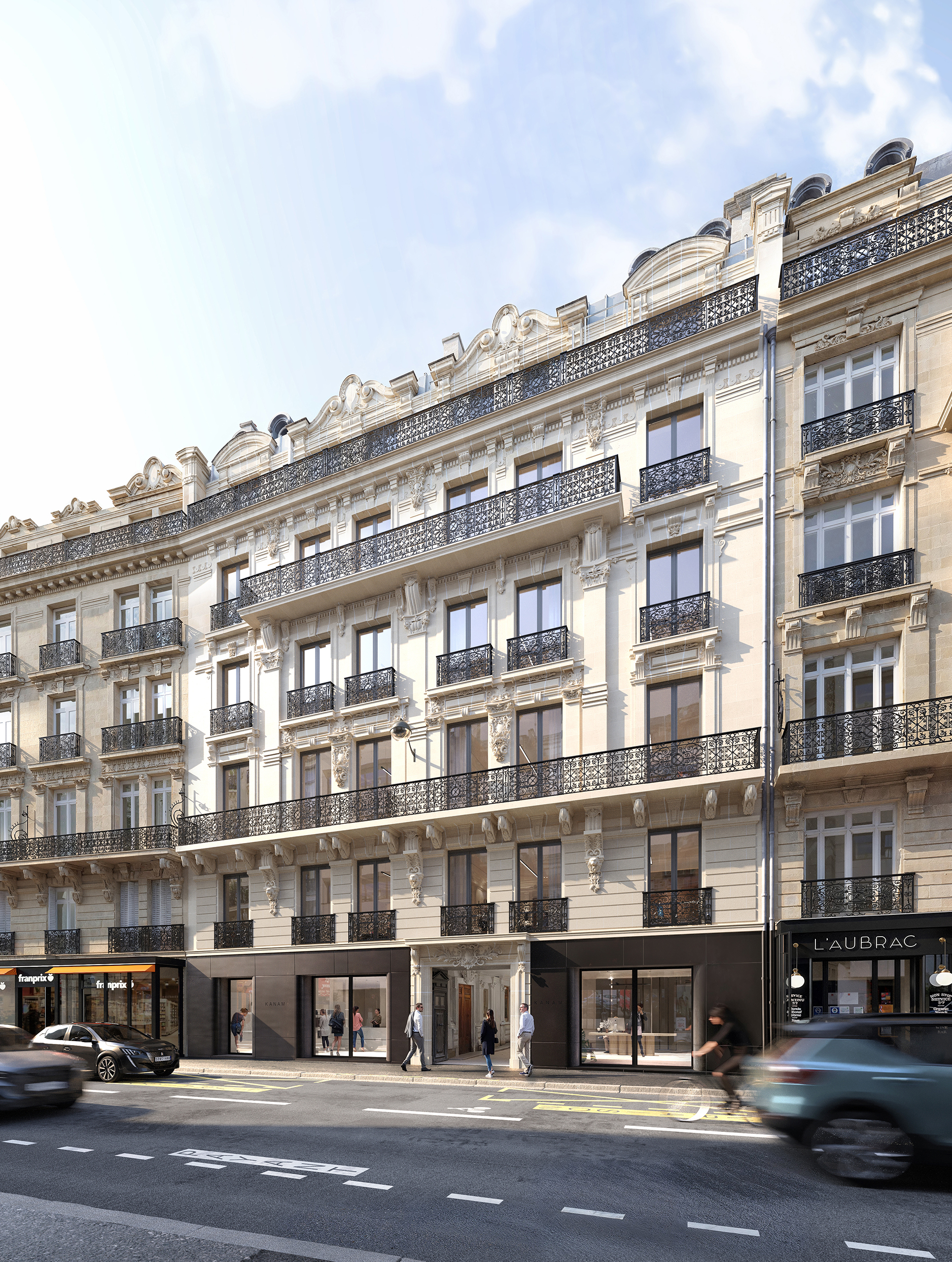 Marbeuf – façade haussmannienne en pierre de taille, balcons en fer forgé ouvragé, rez-de-chaussée vitré contemporain, rue animée