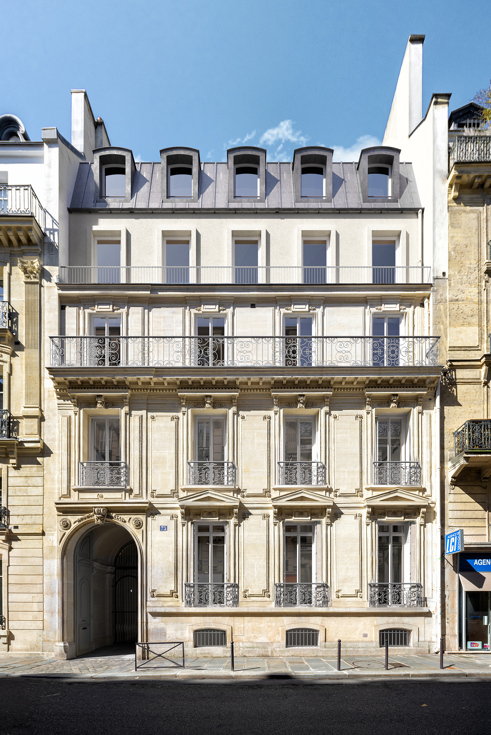 Façade d'immeuble haussmannien rénovée rue de Miromesnil, Paris – pierre de taille, balcons en fer forgé, lucarnes mansardées.