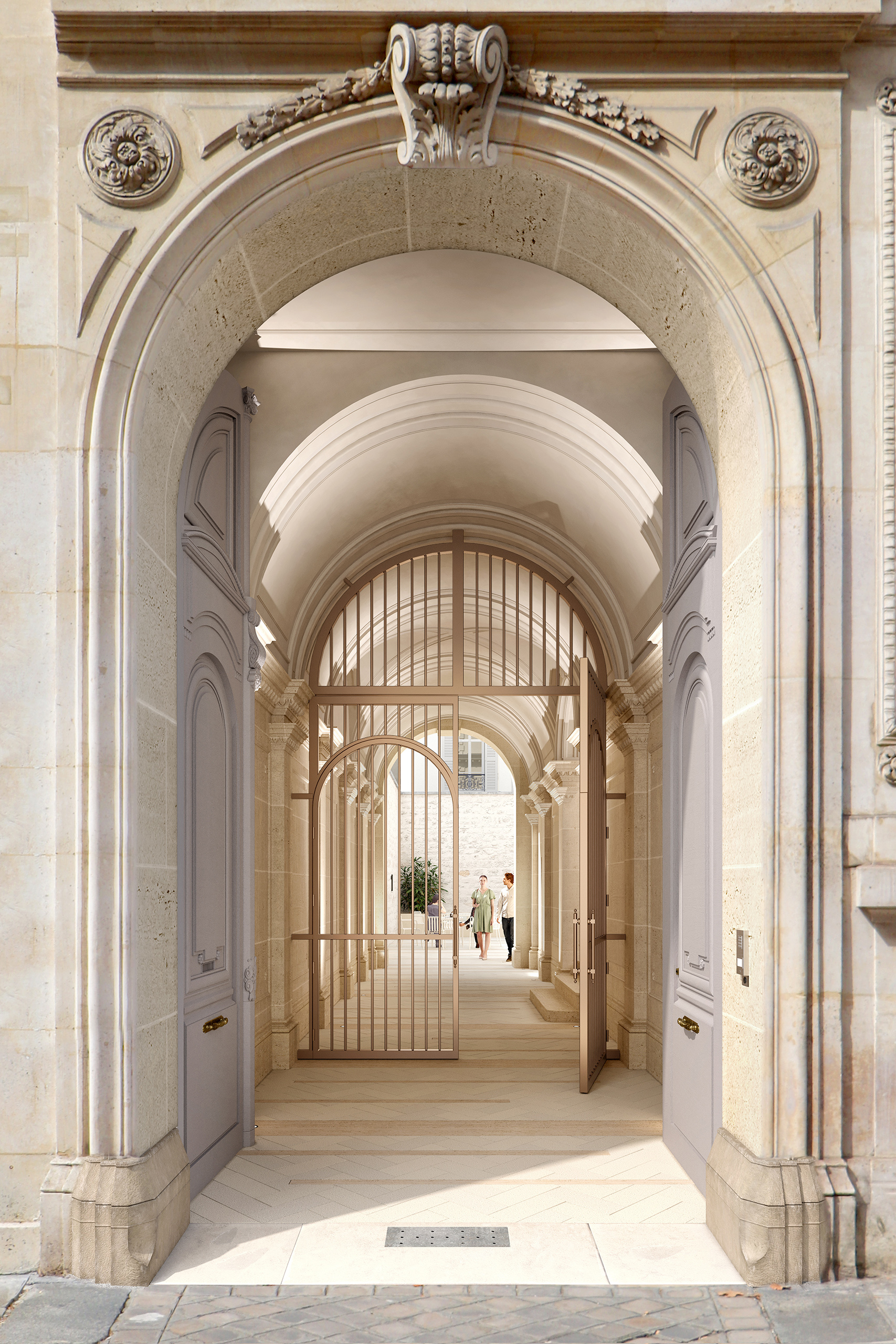 Entrée monumentale du projet de bureaux par Renaissance, Miromesnil Paris. Portail en pierre sculpté, porche voûté et grille dorée ouvrant sur la cour.