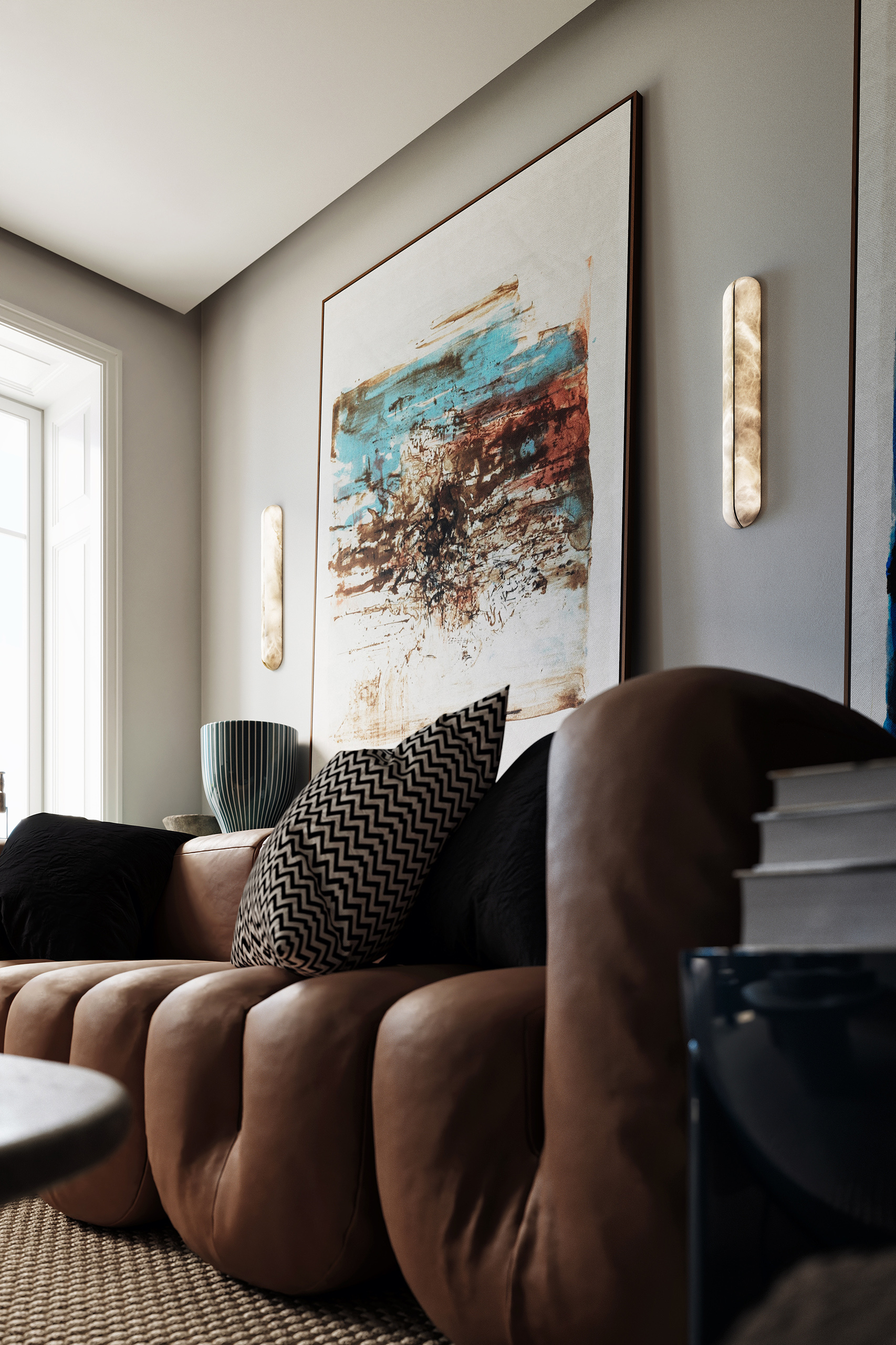 Salon Parisien, canapé modulaire en cuir cognac, bibliothèque basse en noyer et marbre vert, appliques laiton et œuvres abstraites