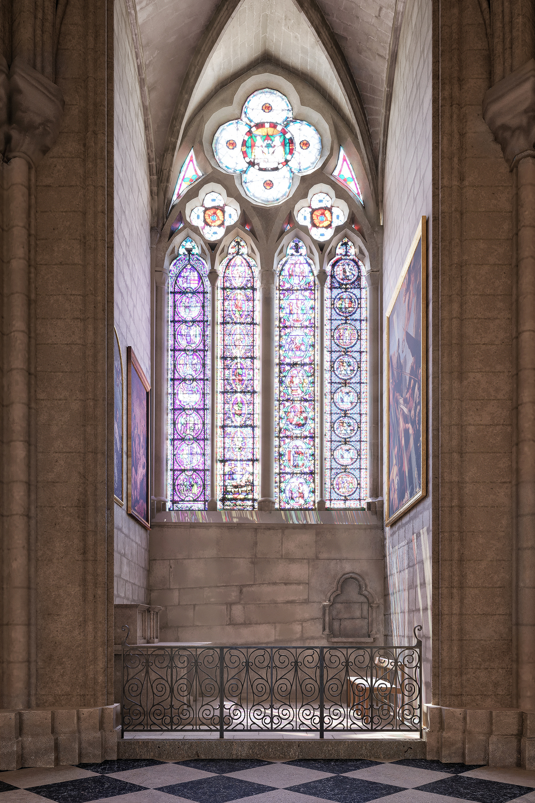 Chapelle latérale de Notre-Dame de Paris – vitraux gothiques à lancettes et rosace, voûtes en ogive, grille en fer forgé et sol damier en marbre