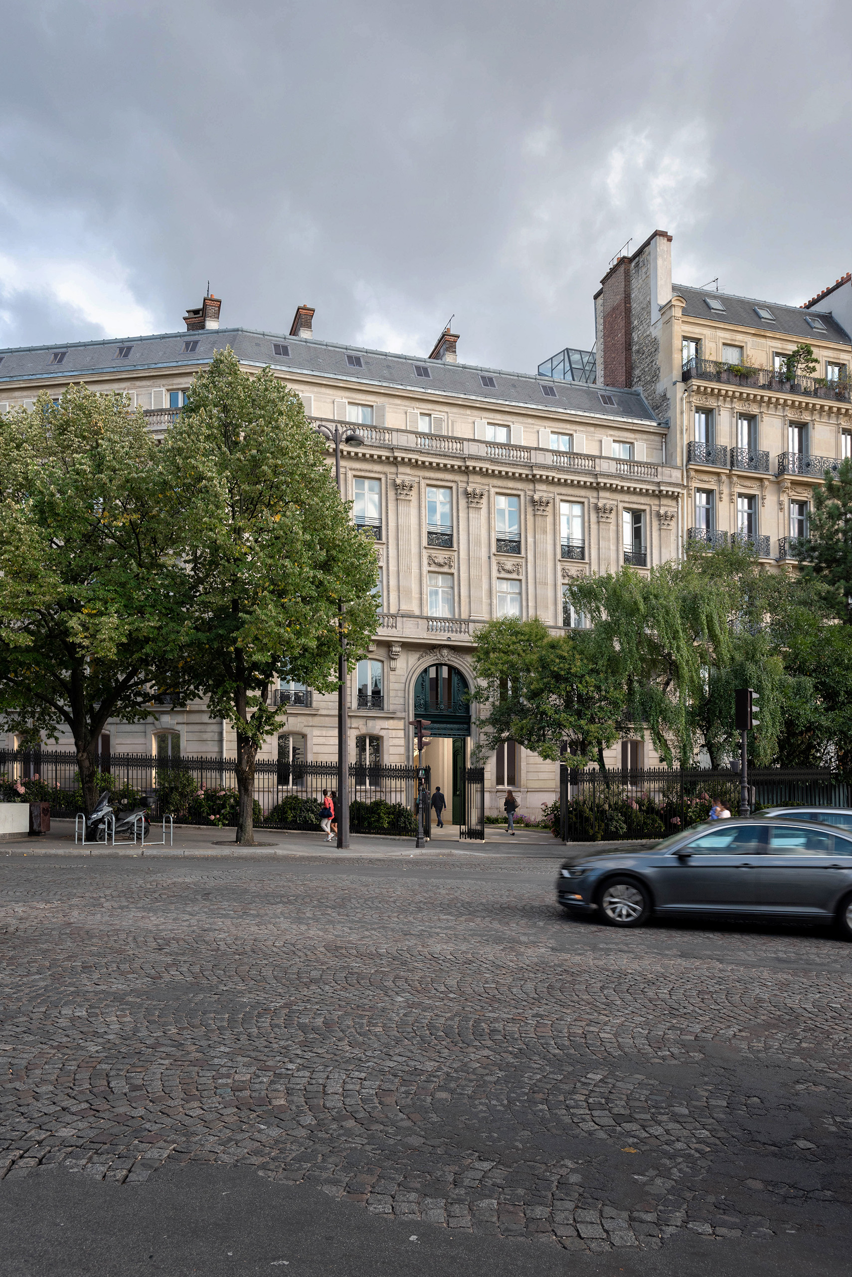Projet Précellence face à l'Arc de Triomphe, avenue Foch Paris 16e – immeuble haussmannien en angle au coucher de soleil