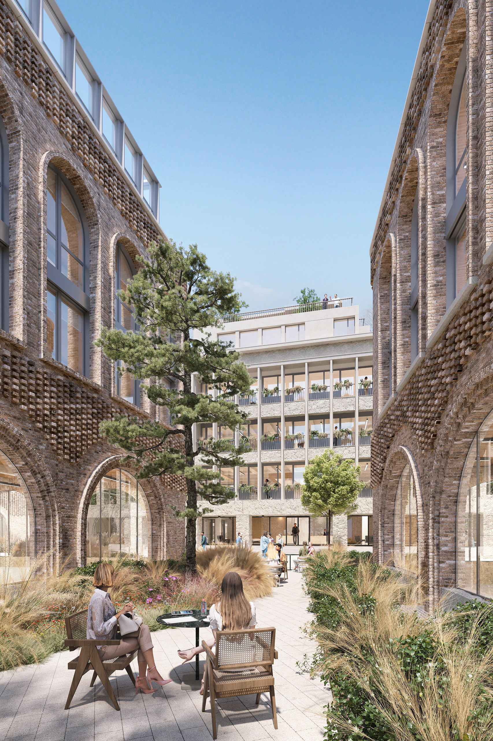 Cour intérieure du projet Saint-Cloud Campus – brique ancienne et arches en plein cintre, surélévation vitrée, terrasse paysagère avec graminées.