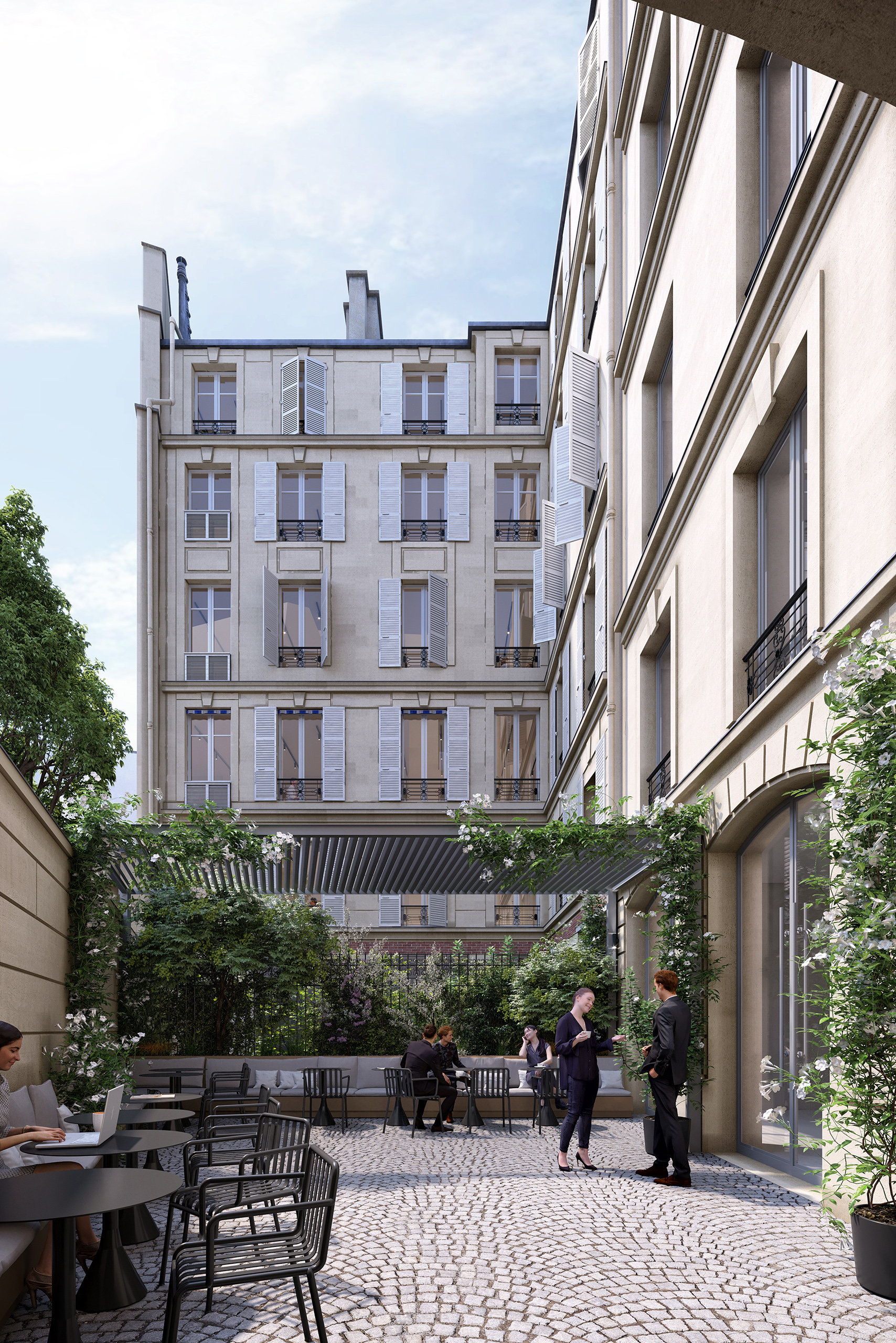 Cour intérieure pavée du projet Saint-Germain – terrasse végétalisée avec pergola, mobilier noir et façades à persiennes blanches