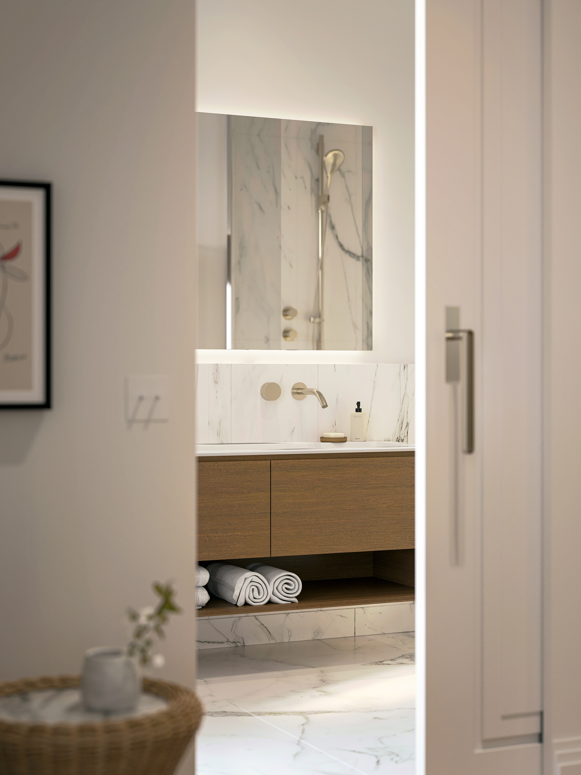 Salle de bain Signature en marbre blanc veiné – meuble vasque en chêne, robinetterie laiton brossé et miroir rétroéclairé.