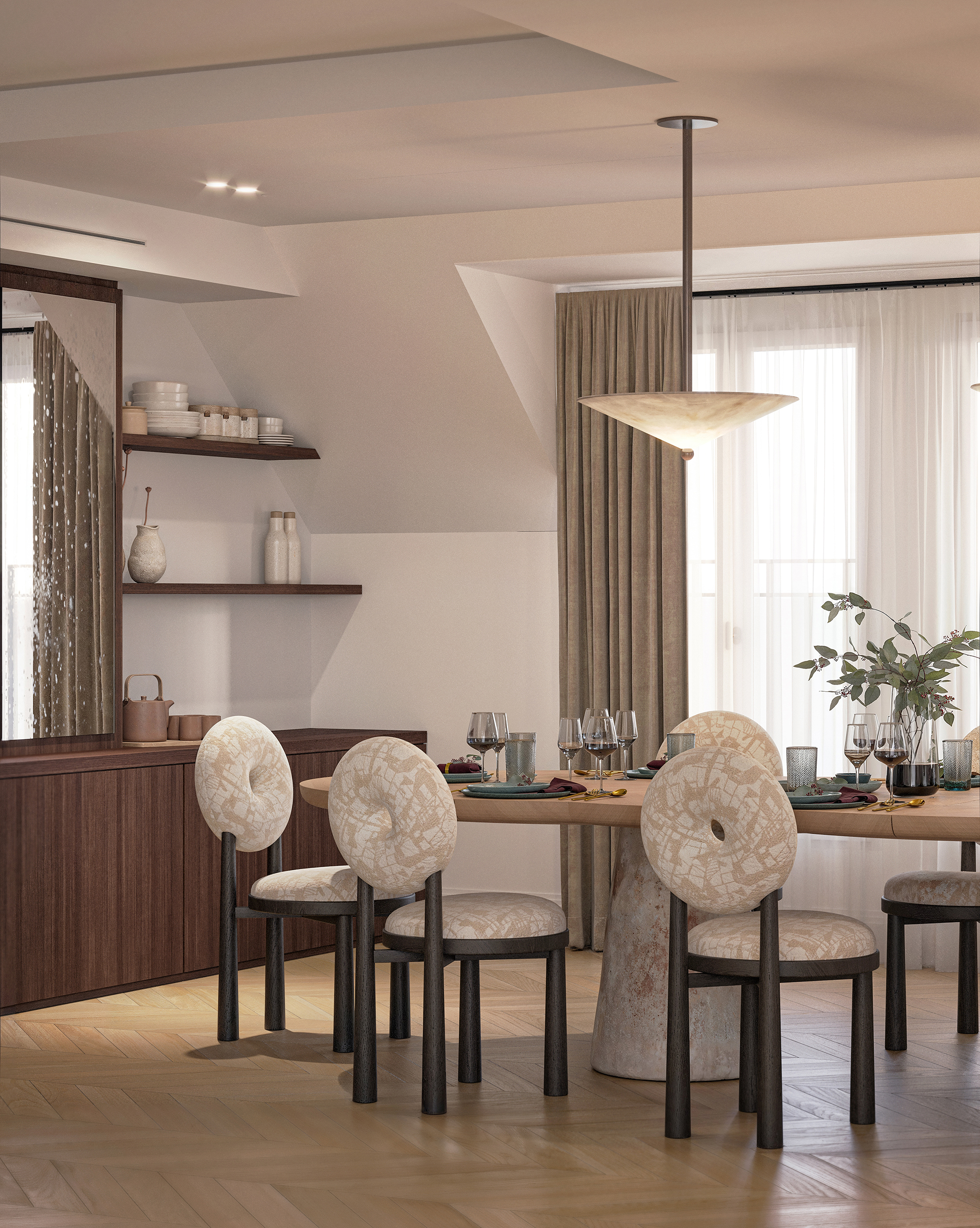 Signature – salle à manger avec chaises rondes en tissu crème, table en bois, suspension en pierre, étagères en noyer, parquet en chevrons.