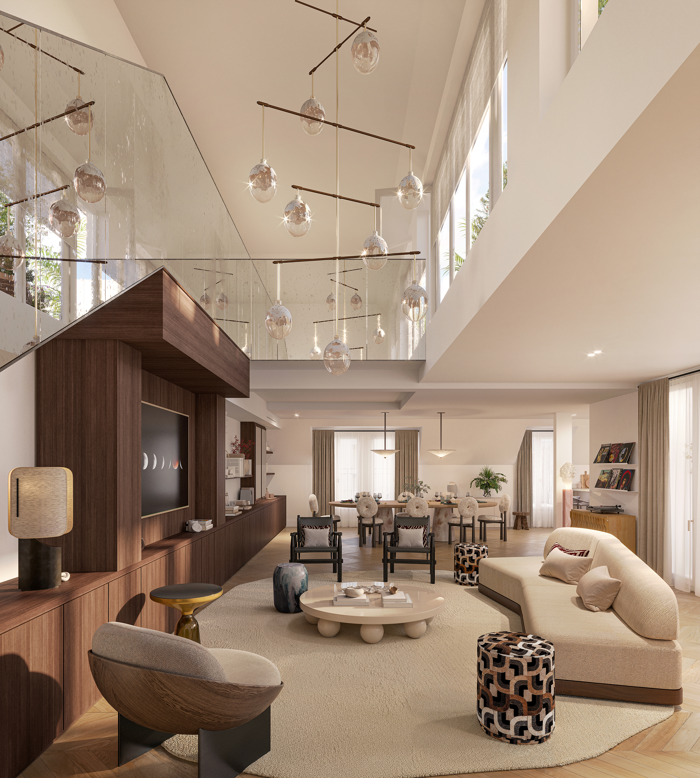 Signature – salon double hauteur lumineux, lustre en globes de verre, mezzanine vitrée, mobilier contemporain sur parquet en chevrons.