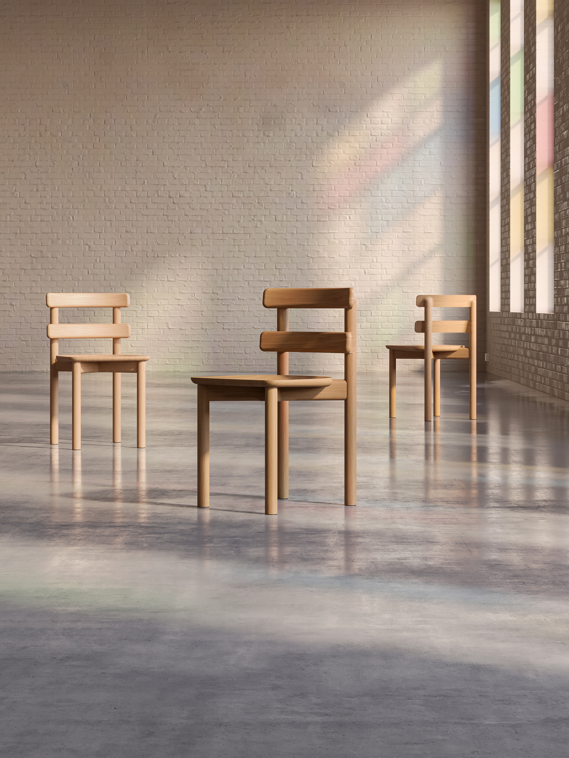 Trio de chaises Sista en bois naturel, design Ionna Vautrin pour BOSC – mise en scène dans un espace à lumière vitrail sur béton ciré