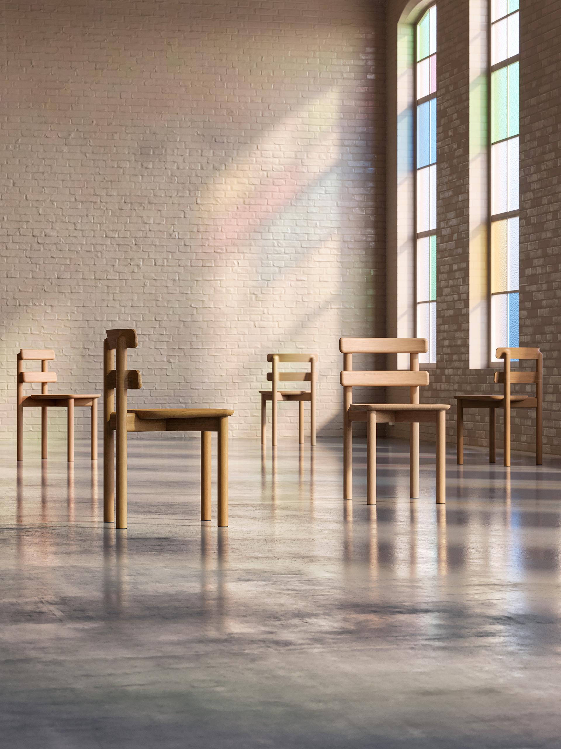 Chaises Sista en bois naturel dispersées dans un espace à vitrail coloré, design Ionna Vautrin pour BOSC – lumière arc-en-ciel sur béton ciré et brique blanchie