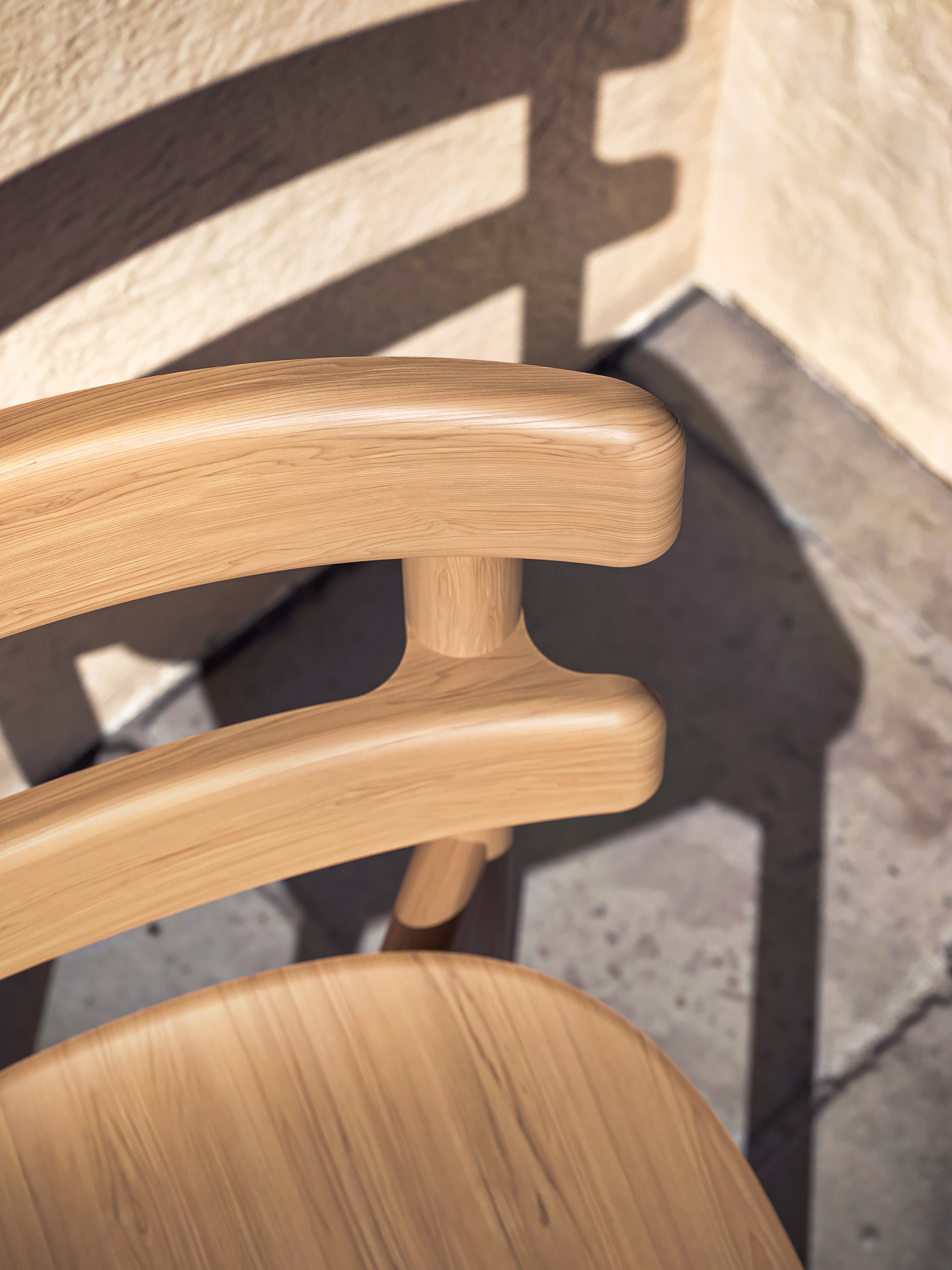 Chaise Sista en bois naturel, design Ionna Vautrin pour BOSC – vue de détail en lumière naturelle sur terrasse en pierre